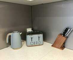 Preston Spacious 2-brm Apt. Free-parking