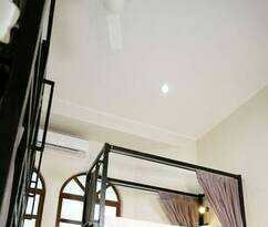 Hotel Mad Monkey Dumaguete