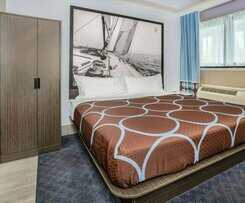 Super 8 by Wyndham Lindenhurst