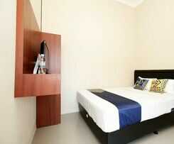 Hotel SPOT ON 2027 Putri Guest House Syariah
