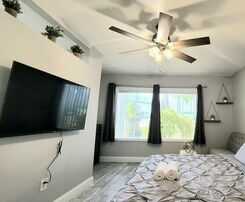 Barefoot Mailman Inn and Suites