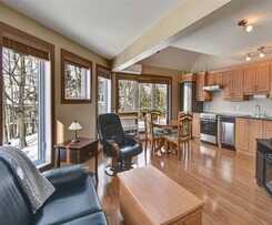 GLOBALSTAY. Bright Condo near the Lake