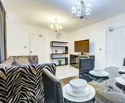 Charming 7 Bedroom House, Sleeps up to 13 Guests