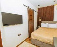 White Pyramids inn