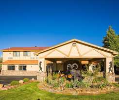 Hotel Alpine Inn and Suites