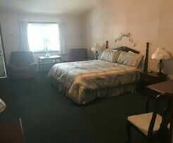 Longhouse Lodge Motel