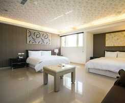 Hotel Season Skyline