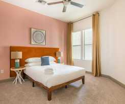 Hotel CozySuites at Town Lake