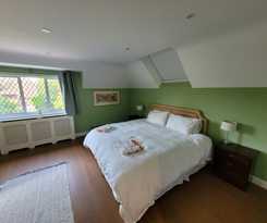Remarkable 7 Bedroom Family House in Farnborough