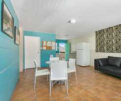 Dolphins Beach House - Hostel