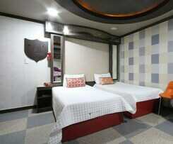 Hotel Jinju B and W