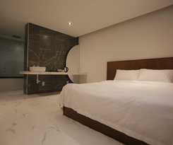 Hotel Seven Step