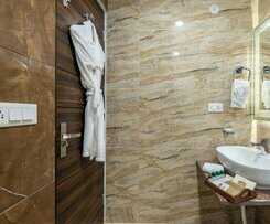 Hotel Queen Himya Resort By DLSs