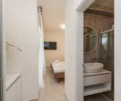 Apartments and Rooms Pool Villas Maris B