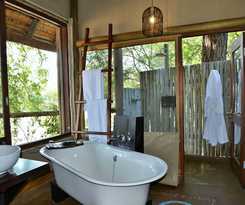 Hotel Rhino Post Safari Lodge