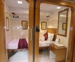 Hotel Qubestay Airport Capsule and Hostel