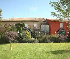 Hôtel-Restaurant La Crèche et sa piscine intérieure