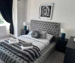 Hotel An Amazing Large 7-bed House in Porthcawl