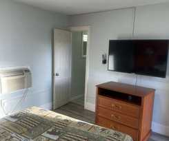 Hotel Whispering Pines Motel