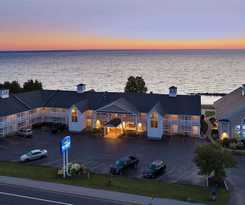 Hotel Baymont by Wyndham St. Ignace Lakefront