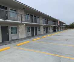 Super 8 by Wyndham Sulphur South