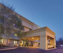 La Quinta Inn & Suites by Wyndham Harrisburg Airport Hershey