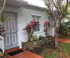 Richards Motel Courtyard