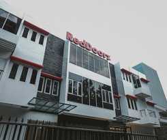 RedDoorz Plus near Plaza Blok M