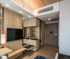 Louis Kienne Chadstone Cikarang