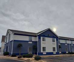 Days Inn and Suites by Wyndham Huntsville