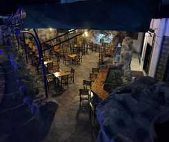 Hotel Avian Court
