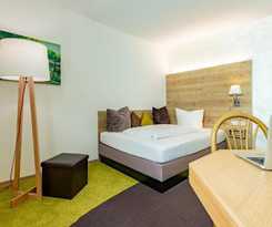 Hotel Zur Post K&uuml;mmersbruck & Tiny Houses