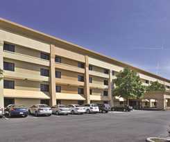 La Quinta Inn & Suites by Wyndham Cleveland - Airport North