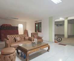 Hotel RedDoorz Syariah near Karawang Central Plaza