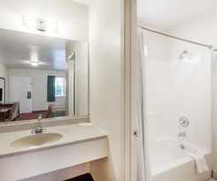 Hotel Rodeway Inn & Suites