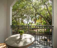  Modern Townhouse Apartments near the Turnberry Golf Course, Aventura Mall, and Sunny Isles Beach Pro