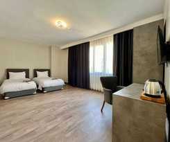  GRANDROYAL HOTEL