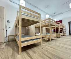  Dragon\'s Den Hostel