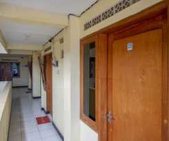  RedDoorz Syariah near GOR Satria 4