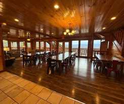  Dream Maker Lodge: 12-Bedroom Smoky Mountain Cabin with Pool, Hot Tubs, Theater, and Game Room