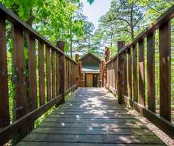 Hotel Eureka Springs Treehouses, Hobbit Caves and Castles