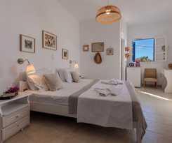  Heliotropio Studios and Apartments