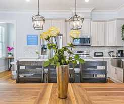 Hotel Stunning 4 BR Condo + Pool - Near St. Charles