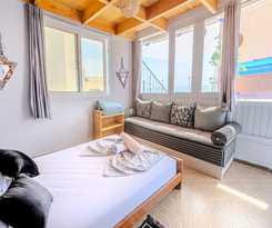 Hotel BLUERINA CAMP HOSTEL