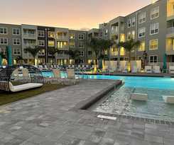 Hotel Landing Apartments near Edison Park Historic District