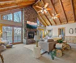 Hotel Round Top Way Cabin by Beyond Expectations