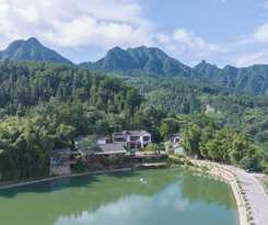 Hotel Zhangjiajie Ldyllic PondsideTimber Lodge