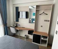  Mithras Hotel