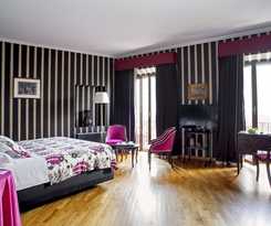 Hotel Room Mate Isabella