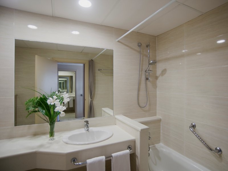 Habitación triple del hotel Bahía Calpe by Pierre and Vacances